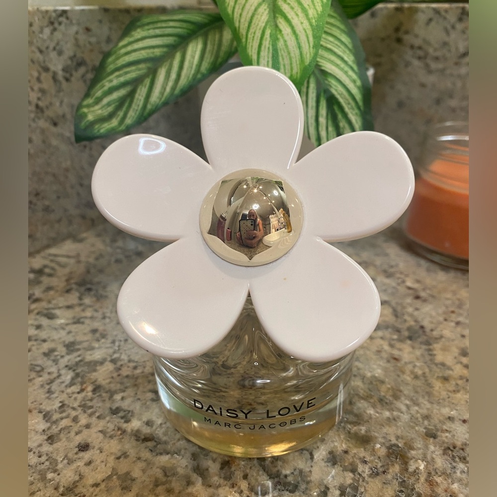 🌼 Marc Jacobs Daisy Love Eau De Toilette spray EUC